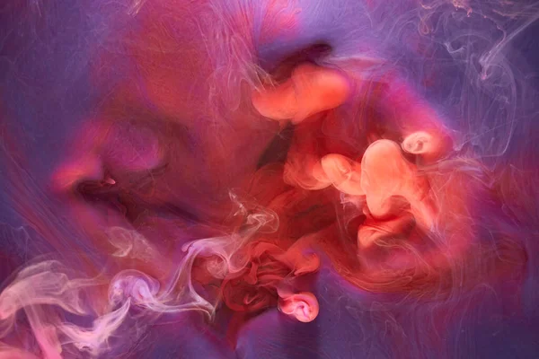青赤カラフルな煙抽象的な背景 アクリル塗料水中爆発 — ストック写真