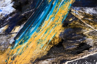 Alkol mürekkebi soyut lüks bir geçmiş. Altın mavisi, kontrast fırça darbeleri akrilik boya lekeleri, karman çorman çizgiler. Yazdırma için desenli