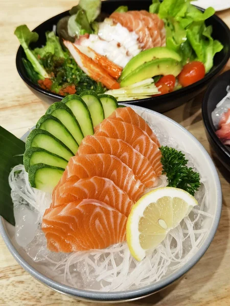 鮭の刺身 日本料理の切り身を閉じます — ストック写真