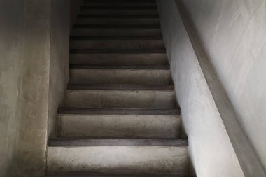 Beton duvarlı beton merdiven