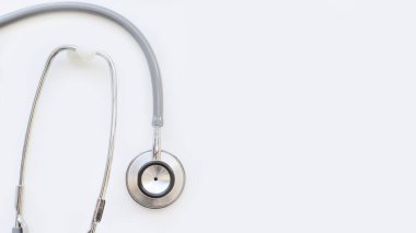 Beyaz arkaplanda izole edilmiş steteskopu kapat