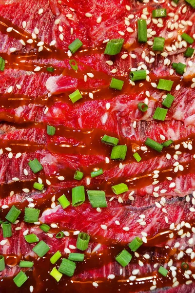 Rauw Gesneden Rundvlees Met Speciale Saus Voor Het Koken — Stockfoto