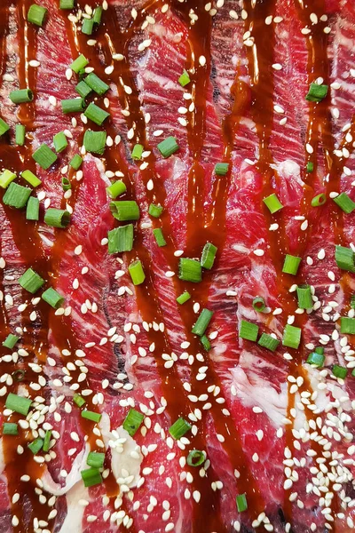 Rauw Gesneden Rundvlees Met Speciale Saus Voor Het Koken — Stockfoto