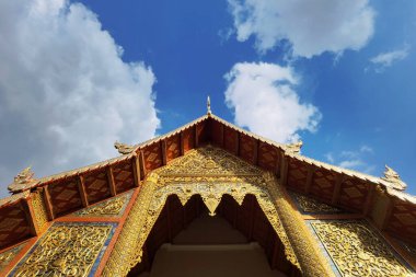 Tayland 'da mavi gökyüzünün altında bir Budist tapınağının güzel Tayland tapınağı çatısı.