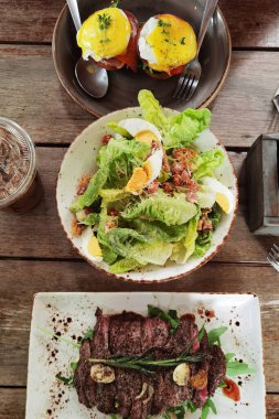 Tabakta taze sebze salatasıyla ızgara biftek. sağlıklı yiyecekler.