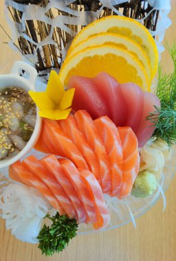 Bir dilim somon balığı, Japon yemeği.