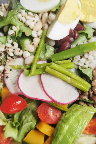 Mischung Aus Frischem Gemüsesalat Mit Gekochtem Auf Dem Teller — Stockfoto