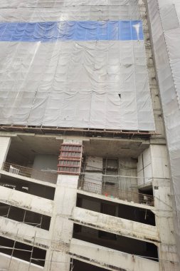 İnşaat inşaatı beton ve tuğladan yapılıyor.