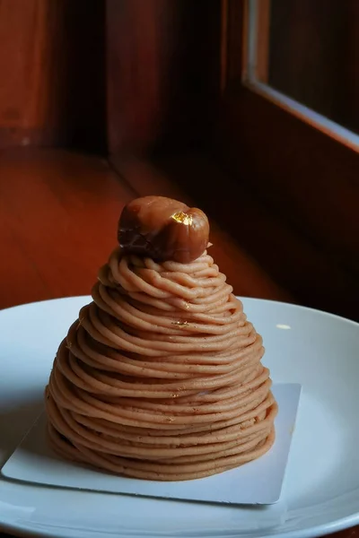 Kestane kremalı pastayı tatlı kestane ile kapat..