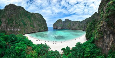 Maya Körfezi 'nin havadan görüntüsü. Maya Körfezi Tayland 'ın güneyindeki Phi Phi Adaları' nın en değerli tacı. Tayland 'daki Mu Ko Phi Phi Milli Parkı' nda yer almaktadır..