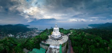 Phuket Büyük Buda 'nın ya da Phuket' in Büyük Buda 'sının günbatımında havadan görünüşü Tayland' ın Phuket kentinde bulunan bir Maravija Buda heykelidir.. 
