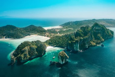 Tayland 'da Phi Phi Adaları, Nui Plajı ve Loh Lana Körfezi' nin gökyüzü manzarası.