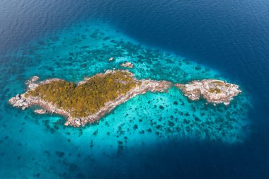 Similan adalarından birinin üzerindeki hava manzarası ve şekli yeşil ağaç ormanı ve Tayland 'daki turkuaz rengi ile denizdeki kalbe benziyor..
