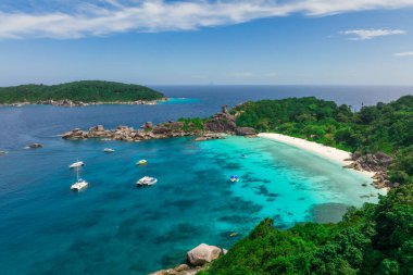 Similan Adaları, Tayland 'ın güneyinde Phang Nga eyaletinin Andaman Denizi kıyısında yer alan bir takımadalardır. Hindistan ve Tayland arasındaki deniz sınırıdır. Mu Ko Similan Milli Parkı olarak kurulmuştur..