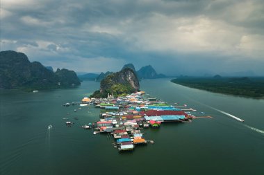 Koh Panyee olarak da bilinen Ko Panyi 'nin havadan görünüşü, Tayland' ın Phang Nga ilinde Malaylı balıkçılar tarafından kaleler üzerine inşa edilen bir balıkçı köyüdür..