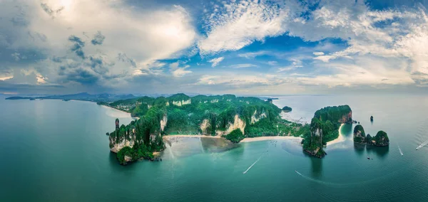 铁路湾海滩的空中景观 Railay 也被称为Rai Leh 是泰国克拉比市和奥南之间的一个小半岛 由于石灰岩高 只能乘船到达 — 图库照片