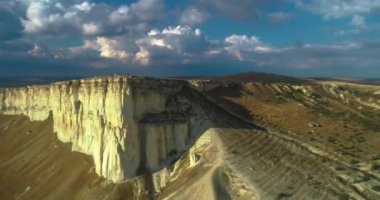 Ak-kaya - Kırım yarımadasında beyaz kaya. Beyaz bir kayayla dağ sırasının havadan görünüşü. Kırım yarımadasının manzarası ve doğası