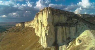 Ak-kaya - Kırım yarımadasında beyaz kaya. Beyaz bir kayayla dağ sırasının havadan görünüşü. Kırım yarımadasının manzarası ve doğası