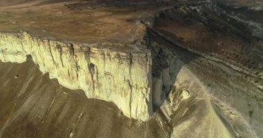 Ak-kaya - Kırım yarımadasında beyaz kaya. Beyaz bir kayayla dağ sırasının havadan görünüşü. Kırım yarımadasının manzarası ve doğası