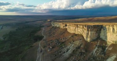 Ak-kaya - Kırım yarımadasında beyaz kaya. Beyaz bir kayayla dağ sırasının havadan görünüşü. Kırım yarımadasının manzarası ve doğası