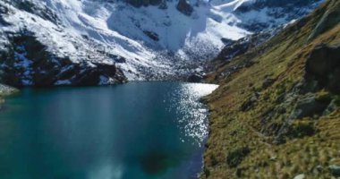 Kafkasya 'nın pitoresk vadisindeki yüksek dağlık bir gölün güzel manzarası. Kuzey Kafkasya 'nın manzarası ve doğası. Rusya 'da seyahat