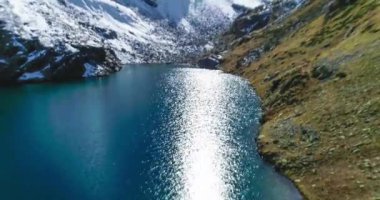 Kafkasya 'nın pitoresk vadisindeki yüksek dağlık bir gölün güzel manzarası. Kuzey Kafkasya 'nın manzarası ve doğası. Rusya 'da seyahat