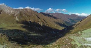 Dağlık arazilerin havadan görünüşü ve gün ışığında manzaralı yamaçlar. Kuzey Kafkasya 'nın manzarası ve doğası. Rusya 'da seyahat