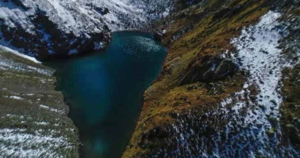 在高加索风景如画的峡谷中 美丽的高山湖景 北高加索地区的景观和性质 在俄罗斯旅行 — 图库视频影像