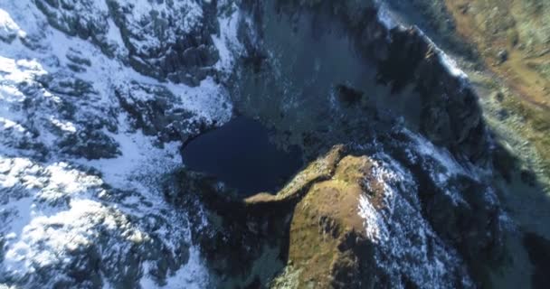 Прекрасный Вид Высокогорное Озеро Живописном Ущелье Кавказа Пейзаж Природа Северного — стоковое видео