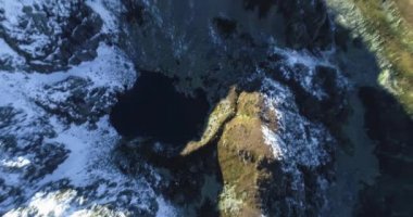 Kafkasya 'nın pitoresk vadisindeki yüksek dağlık bir gölün güzel manzarası. Kuzey Kafkasya 'nın manzarası ve doğası. Rusya 'da seyahat