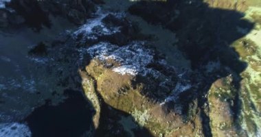 Kafkasya 'nın pitoresk vadisindeki yüksek dağlık bir gölün güzel manzarası. Kuzey Kafkasya 'nın manzarası ve doğası. Rusya 'da seyahat