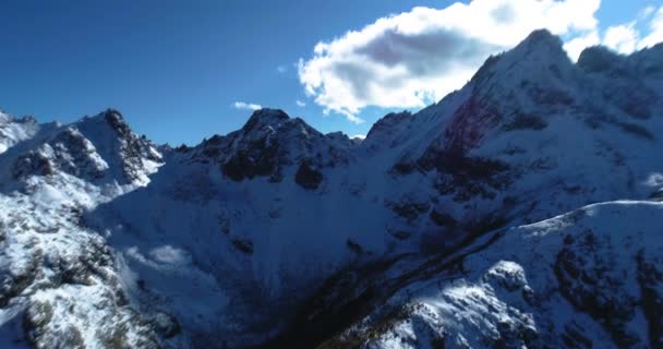 雪の中で山のピークの空中パノラマ 北コーカサスの風景と自然 ロシアへの旅行 — ストック動画