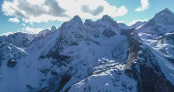 Повітряна Панорама Гірських Вершин Снігу Ландшафт Природа Північного Кавказу Подорожі — стокове відео