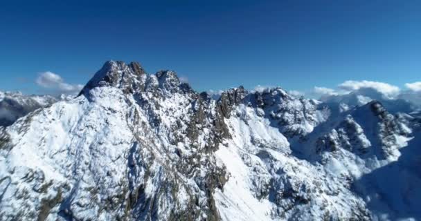 Εναέρια Πανόραμα Βουνών Κορυφών Στο Χιόνι Τοπίο Και Φύση Του — Αρχείο Βίντεο