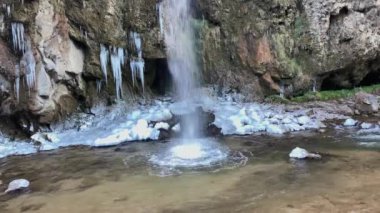 Ormandaki dağ şelalesi. Kuzey Kafkasya 'nın manzarası ve vahşi yaşamı. Rusya 'da seyahat