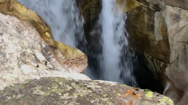 Cascata Montagna Pittoresco Canyon Paesaggio Fauna Selvatica Del Caucaso Settentrionale — Video Stock