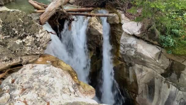 Ormandaki Dağ Şelalesi Kuzey Kafkasya Nın Manzarası Vahşi Yaşamı Rusya — Stok video