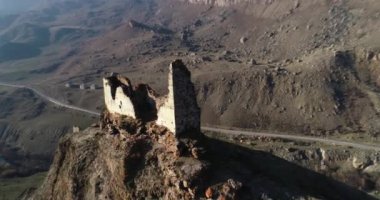 Kuzey Kafkasya 'nın dağ geçidinde antik bir kale. Kuzey Kafkasya 'nın manzarası ve doğası. Rusya 'da seyahat