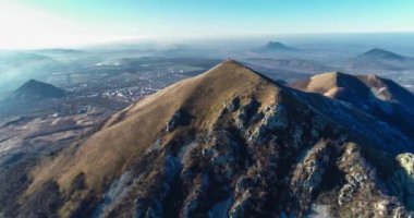 Resimli dağların ve kayaların havadan görünüşü. Kuzey Kafkasya 'nın manzarası ve doğası. Rusya 'da seyahat