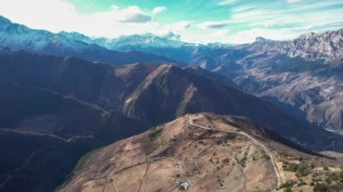 Kuzey Kafkasya 'nın pitoresk dağlarındaki yol manzarası. Kuzey Kafkasya 'nın manzarası ve doğası. Rusya 'da seyahat