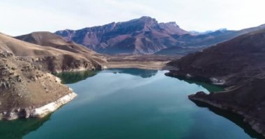 Kafkasya dağlarındaki pitoresk bir gölün havadan görünüşü. Kuzey Kafkasya 'nın manzarası ve doğası. Rusya 'da seyahat