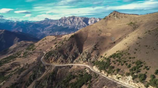 北コーカサスの絵のような山の中の道路の空中ビュー 北コーカサスの風景と自然 ロシアへの旅行 — ストック動画