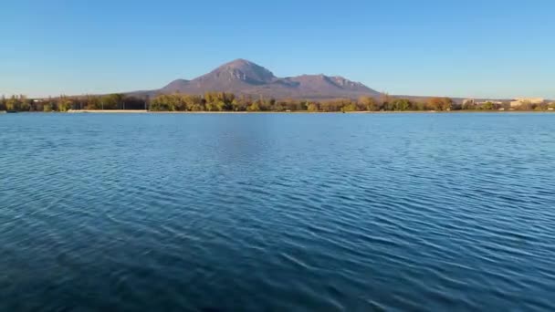 美丽的城市湖景和山顶 — 图库视频影像