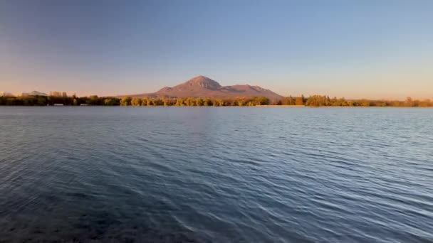 美丽的城市湖景和山顶 — 图库视频影像