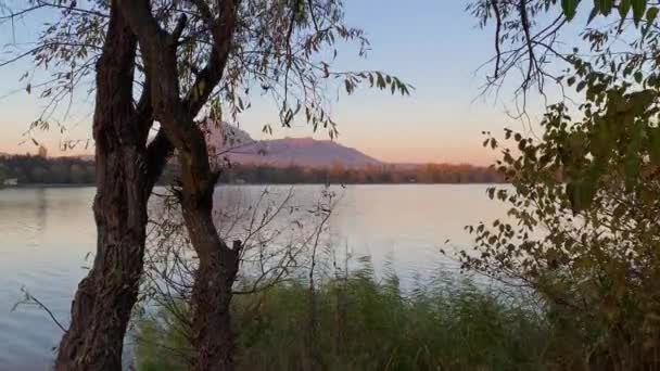 Ωραία Θέα Στη Λίμνη Της Πόλης Και Την Κορυφή Του — Αρχείο Βίντεο