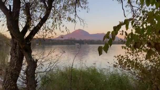 Гарний Вид Міське Озеро Гірський Пік — стокове відео