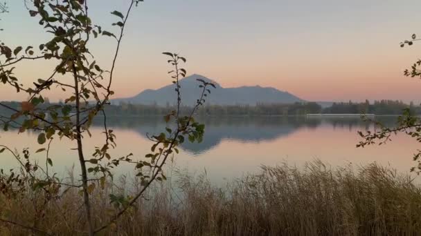 Ładny Widok Jezioro Miasta Szczyt Góry — Wideo stockowe
