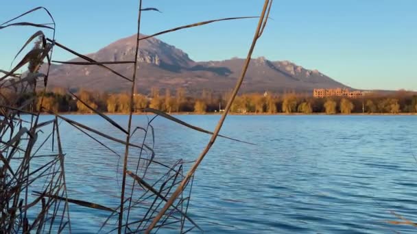 Bonita Vista Del Lago Ciudad Pico Montaña — Vídeo de stock
