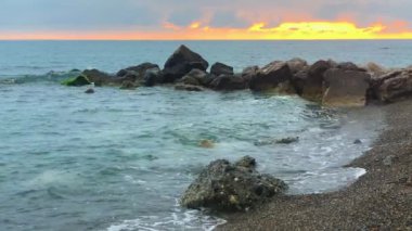 Gün batımına karşı sörfün güzel manzarası. Karadeniz kıyılarının manzarası ve doğası