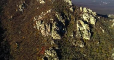 Resimli dağların ve kayaların havadan görünüşü. Kuzey Kafkasya 'nın manzarası ve doğası. Rusya 'da seyahat